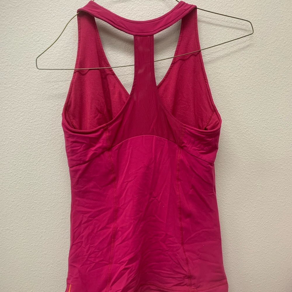 Lucy work out shirt L raspberry with built in bra